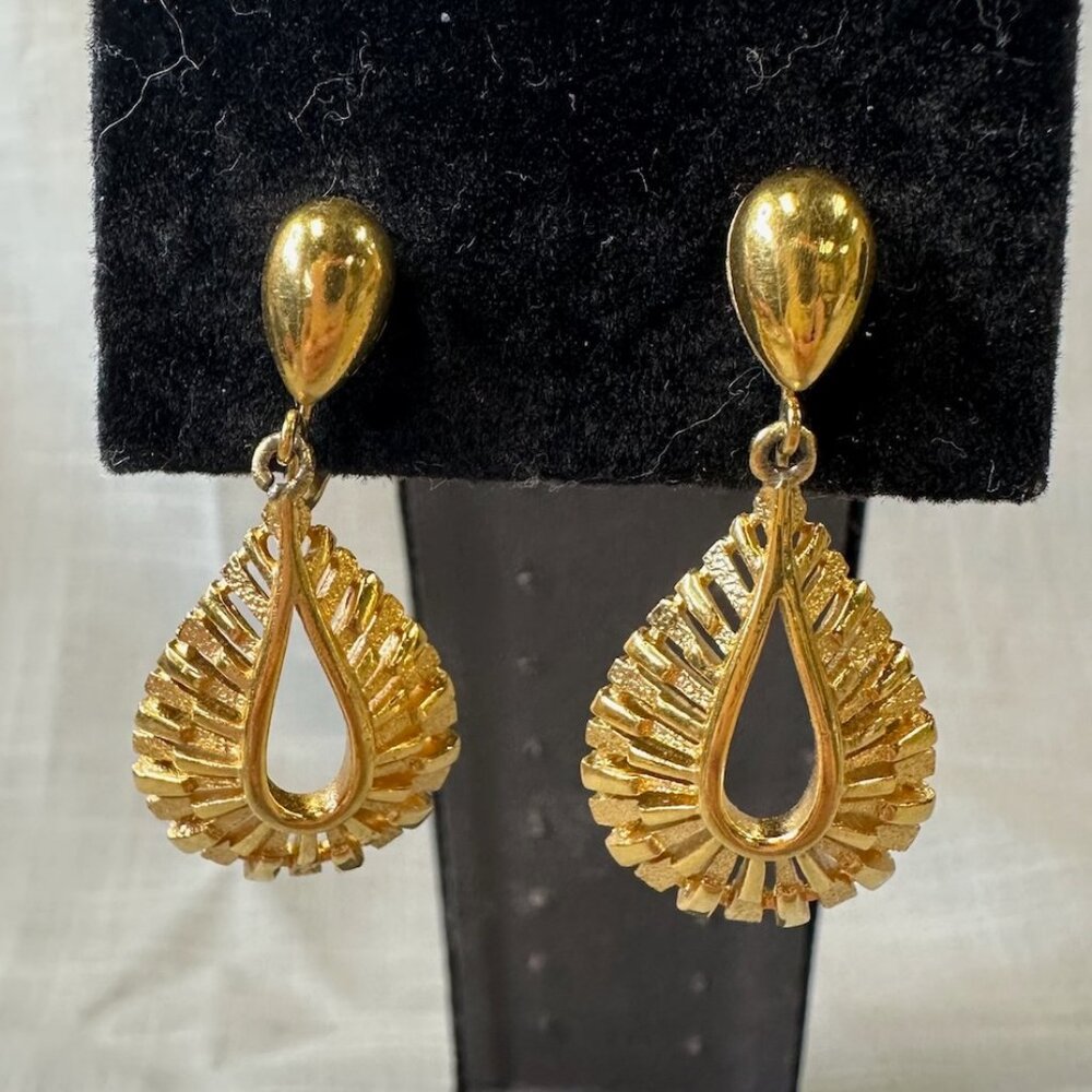 Vintage Trifari Etruscan Style Textured Drop Dangle Clip On Earrings